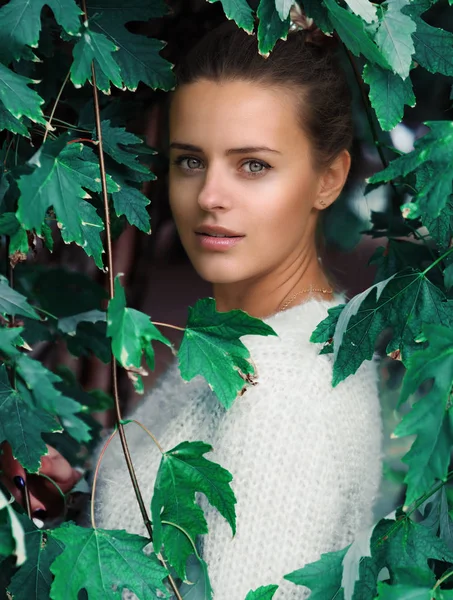 Rubia modelo femenina en la naturaleza posando retrato —  Fotos de Stock