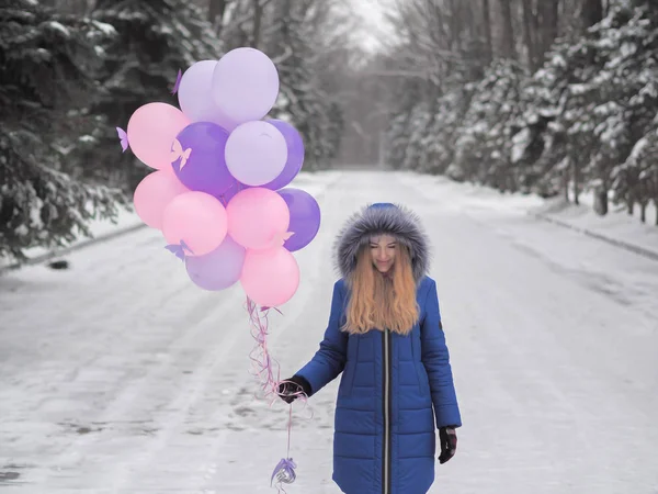 Młoda Dziewczyna Niebieskim Płaszczu Balonami Sosnowym Lesie — Zdjęcie stockowe