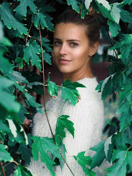 Blonde vrouwelijke model op de natuur poseren portret — Stockfoto