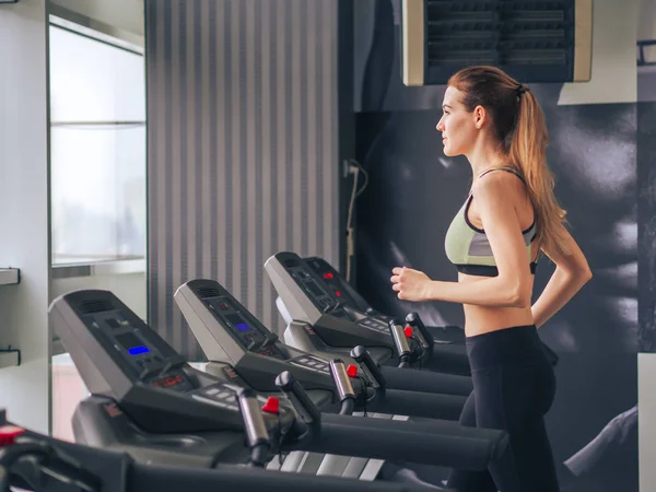 Jovem faz exercícios no ginásio — Fotografia de Stock