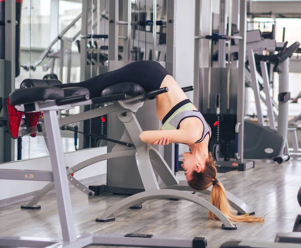 Chica joven hace ejercicios en el gimnasio — Foto de Stock