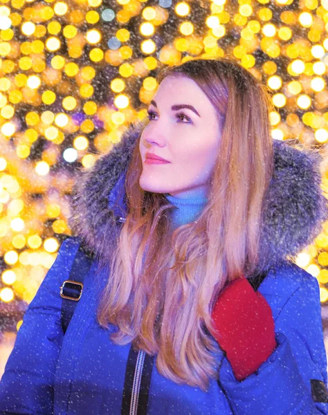 Jeune femme au parc enneigé — Photo