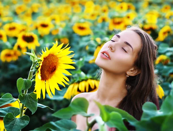 Mladá dívka na slunečnice portrét se zavřenýma očima — Stock fotografie