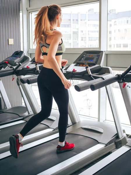 Genç kız spor salonunda egzersiz yapıyor.