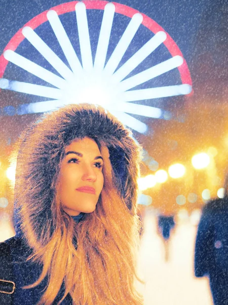 Jeune femme au parc enneigé — Photo