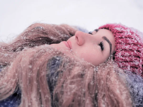 Menina deitada no retrato de neve — Fotografia de Stock
