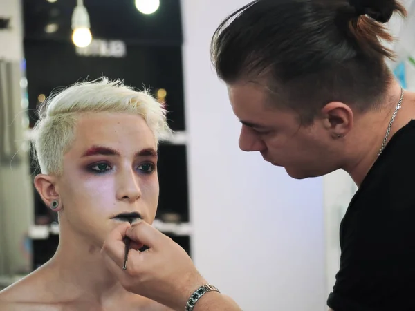 Make-up je vyumělkyně, plavovlasá modelka — Stock fotografie