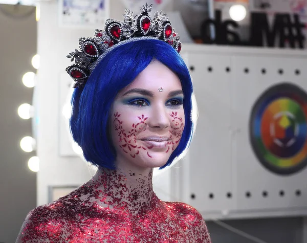 Mladá dívka modelka v umění make-up jako princezna s korunou — Stock fotografie