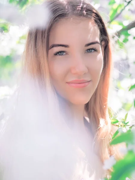 Retrato da menina na flor de flores de primavera branca — Fotografia de Stock