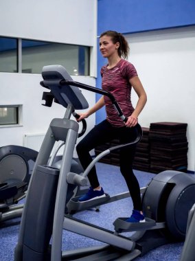 Genç model kız spor salonunda aynanın önünde egzersiz yapıyor. 