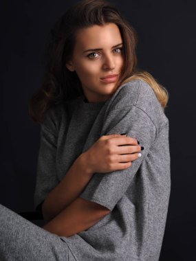 Model sevimli kadın esmer siyah izole poz