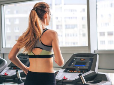 Genç kız spor salonunda egzersiz yapıyor.