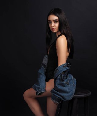 Model esmer siyah izole poz