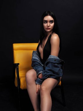 Model esmer siyah izole poz