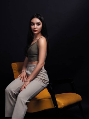 Model esmer siyah izole poz