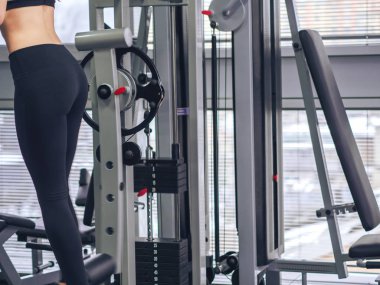 Genç kız spor salonunda egzersiz yapıyor.