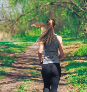 Ormanda koşan genç kız mutlu.