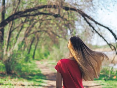 Ormandaki genç kız mutlu.