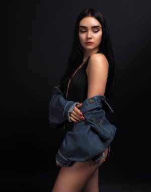 Model esmer siyah izole poz