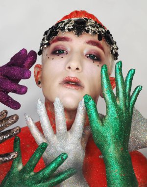 Yeşil gözlü kırmızı sanat-makyaj adam modeli bakarak 