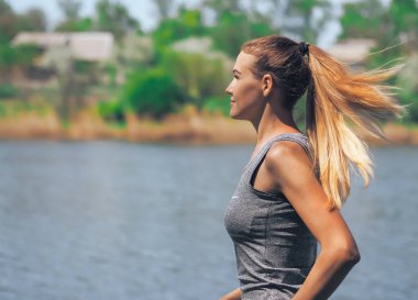 Ormanda koşan genç kız mutlu.