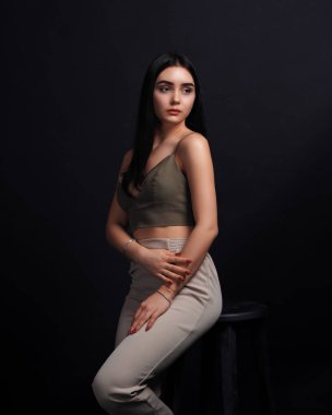Model esmer siyah izole poz