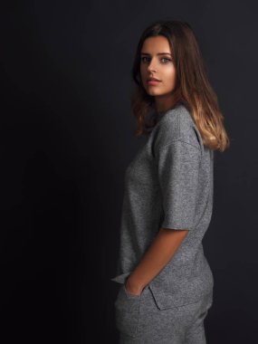 Model sevimli kadın esmer siyah izole poz