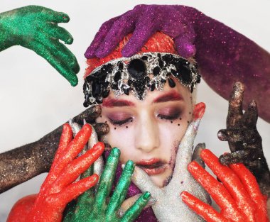 Sanat adam modeli trappe aşağı bakarak yeşil gözleri ile makyaj