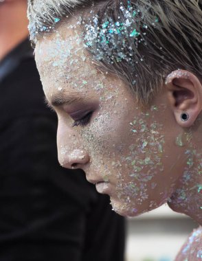 Sanat eserlerindeki genç çocuk Altın Sezar profili gibi.