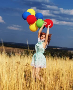 Sarı spikelets ve bl ballons ile kız redhead atlama