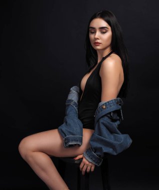 Model esmer siyah izole poz