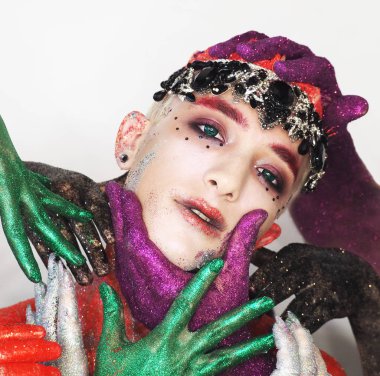 Sanat ta Man modeli kamera t bakarak yeşil gözleri ile makyaj