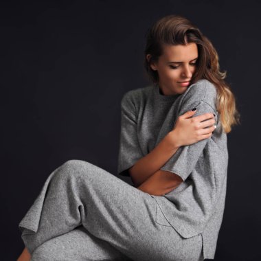 Model sevimli kadın esmer siyah izole poz