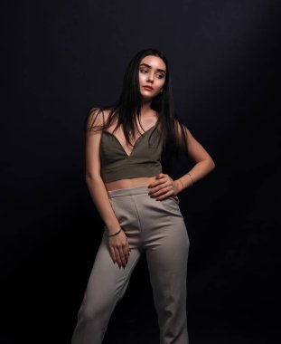 Model esmer siyah izole poz