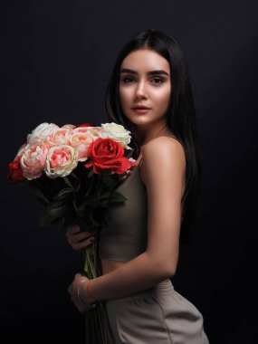 Model esmer siyah izole poz