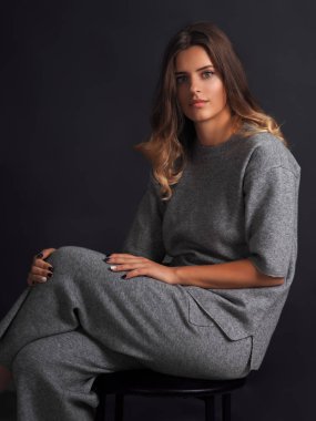 Model sevimli kadın esmer siyah izole poz