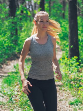 Ormanda koşan genç kız mutlu.