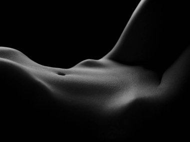 Çıplak kadın siluet karın, kedi ve bacaklar siyah izole