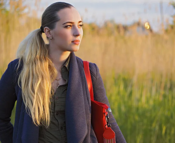 Mladá blondýnka dívka portrét na slunci — Stock fotografie