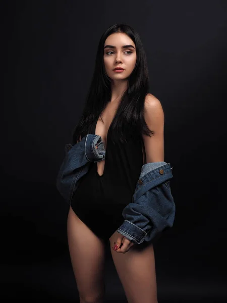 Model brunette posing isolated at black — Stock Photo, Image