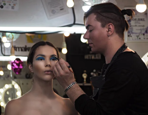 Výtvarník make-up dělá make-up u mladých modelù obočí — Stock fotografie