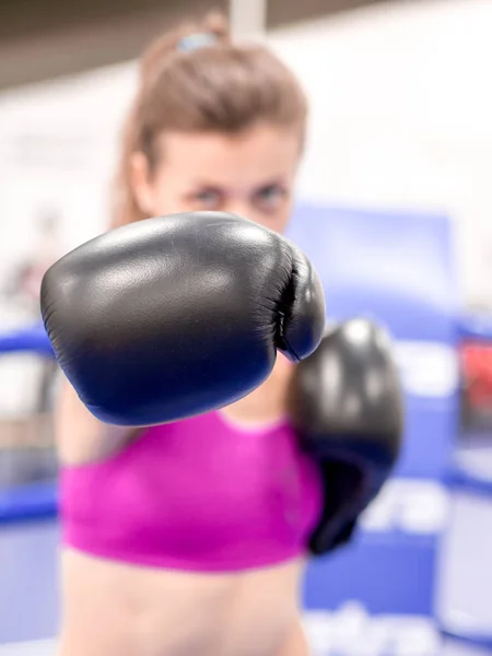 Young model girl makes exercises at the gym in front of mirror — Stock Photo, Image