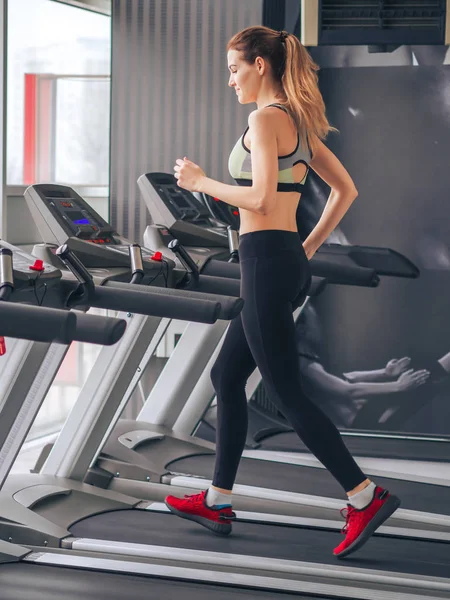 Молодая девушка делает упражнения в спортзале — стоковое фото