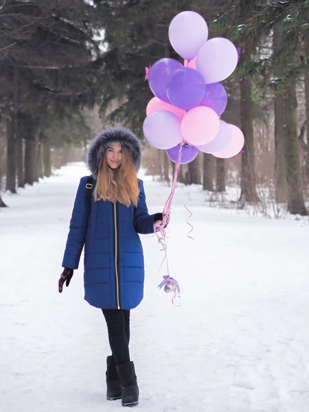 Jeune fille au manteau bleu avec des ballons à la forêt — Photo