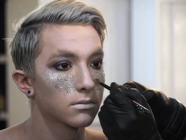Make-up si vydělá na mladém mužovém modelu jako Caesar — Stock fotografie