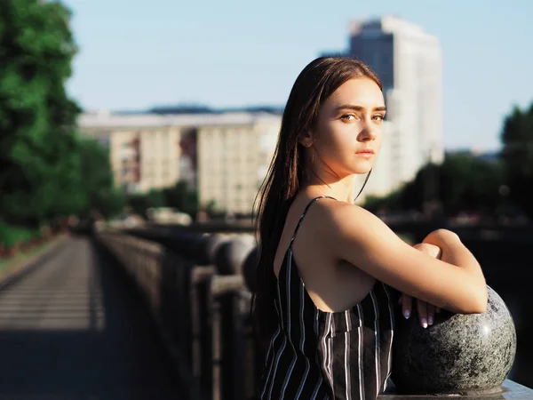 Mladá dívka modelka pózující v parku v blízkosti řeky ohlížející — Stock fotografie