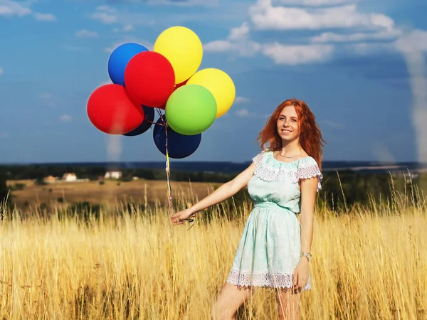 Dívka zralá s balony na žlutých spikešech a b — Stock fotografie