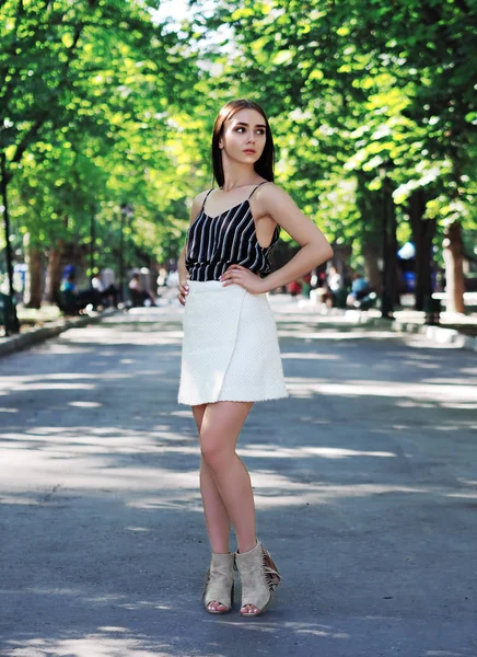 Young girl model posing at park looking left — 스톡 사진