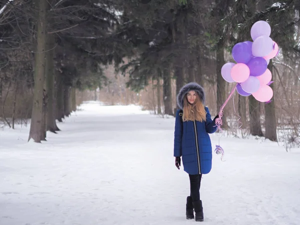 Jeune fille au manteau bleu avec des ballons à la forêt — Photo