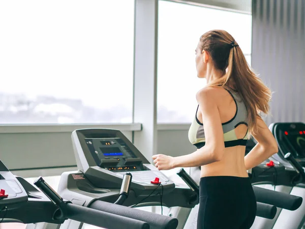 Chica joven hace ejercicios en el gimnasio —  Fotos de Stock